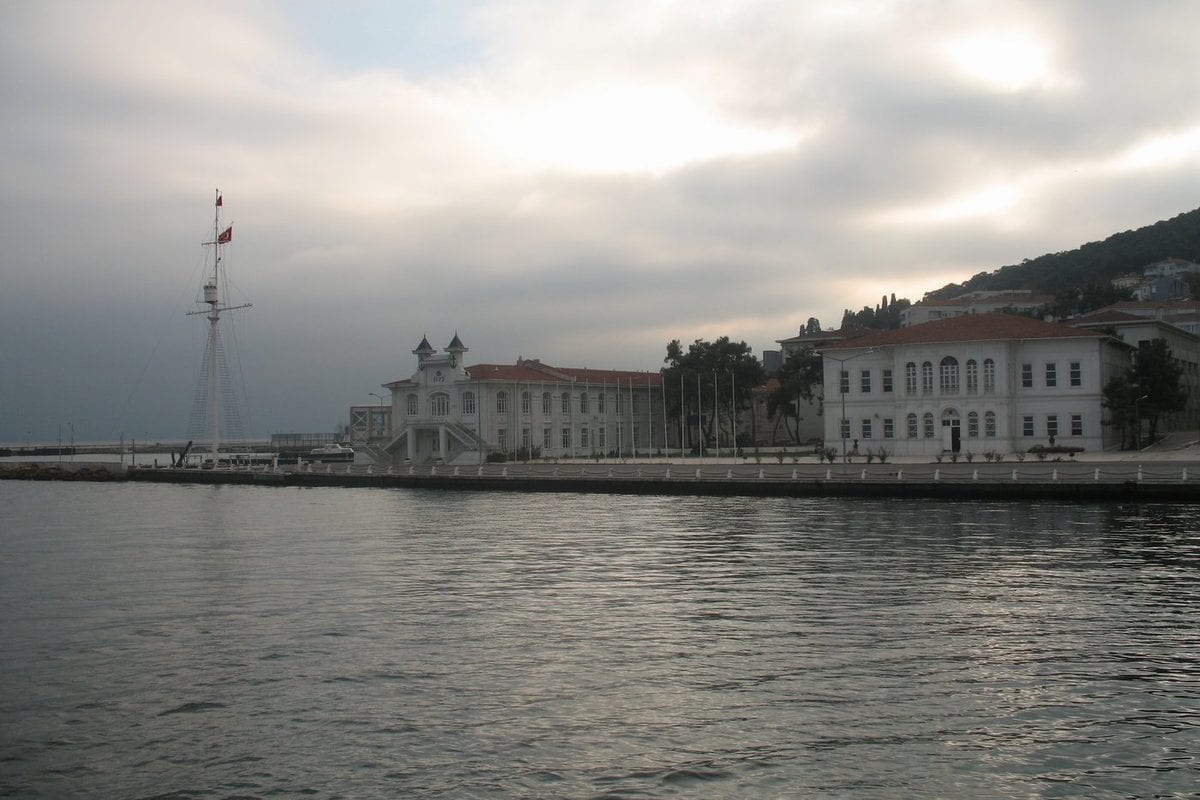 Heybeliada — Uferpromenade und Küstenstadt