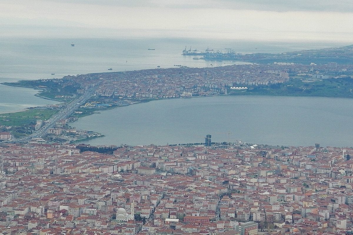 Küçükçekmece — Uferpromenade und Küstenstadt