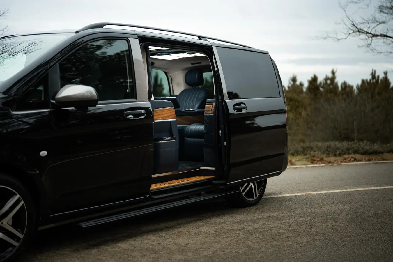 Mercedes V-Class VIP open door cinematic